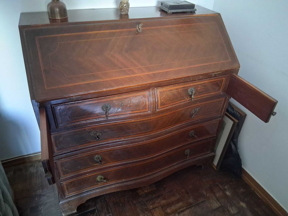 Escrivaninha muito antiga por apenas 150 euros