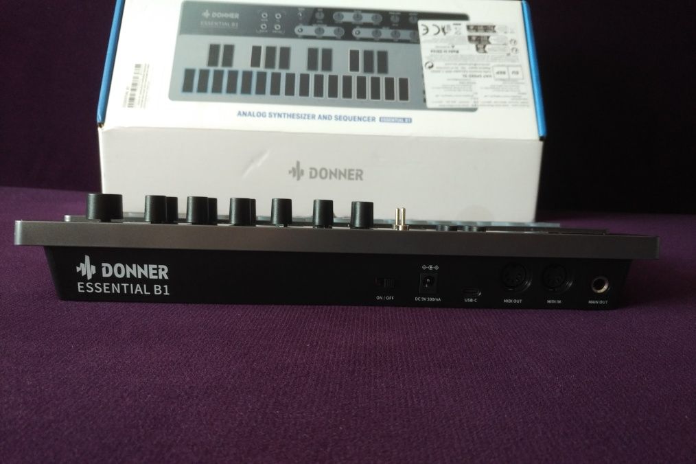 Syntezator basowy Donner B1