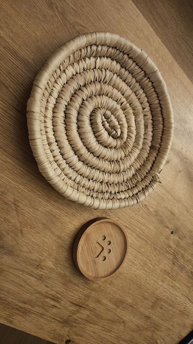 Całość 20zl podstawka łapka drewniana, misa ze slomy