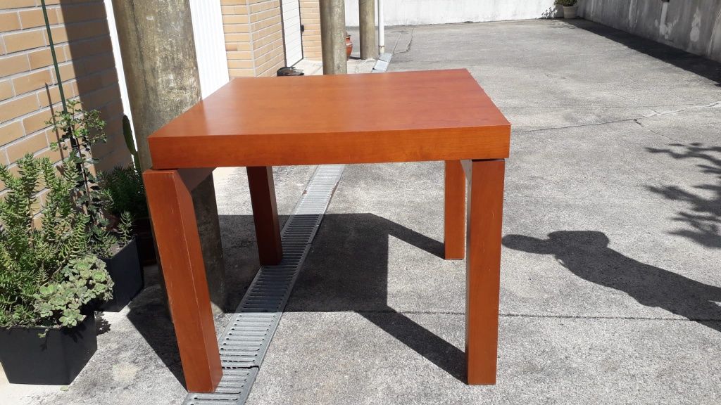 Mesa de jantar com 4 cadeiras e móvel de televisão