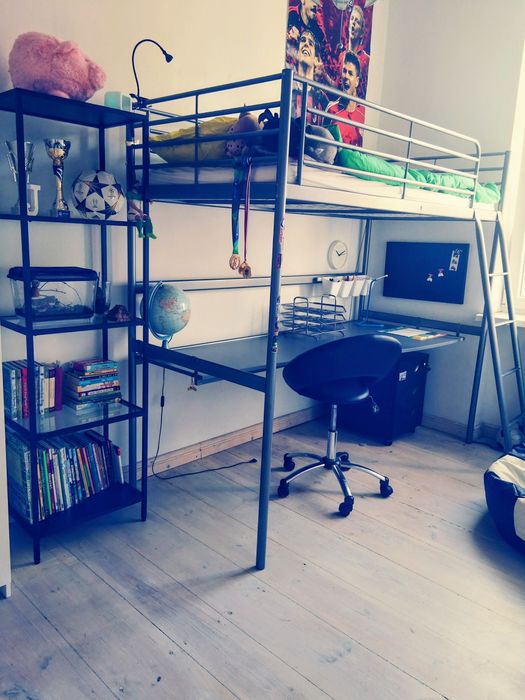 Pietrowe łóżko ikea svarta, łóżko na antresoli z biurkiem i materacem