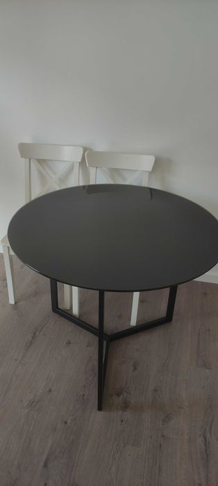 Mesa redonda com tampo de vidro preto