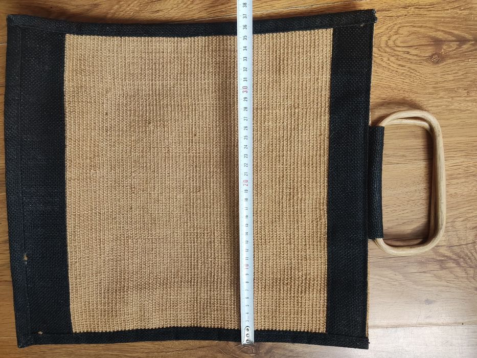 Kurowa torba z drewnianymi rączkami