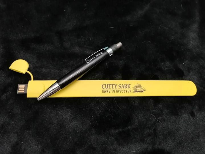 Pen com 3,73Gb + esferografica da Cutty Sark - NOVOS