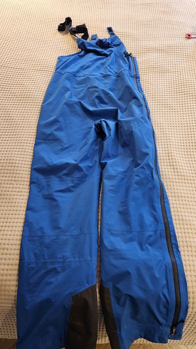 Spodnie typu hardshell trekkingowe lub skitury.