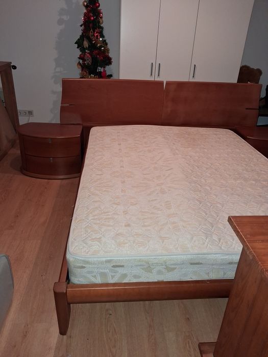 Cama de casal 1,4 por 1,9 com colchão e mesinhas de cabeceira