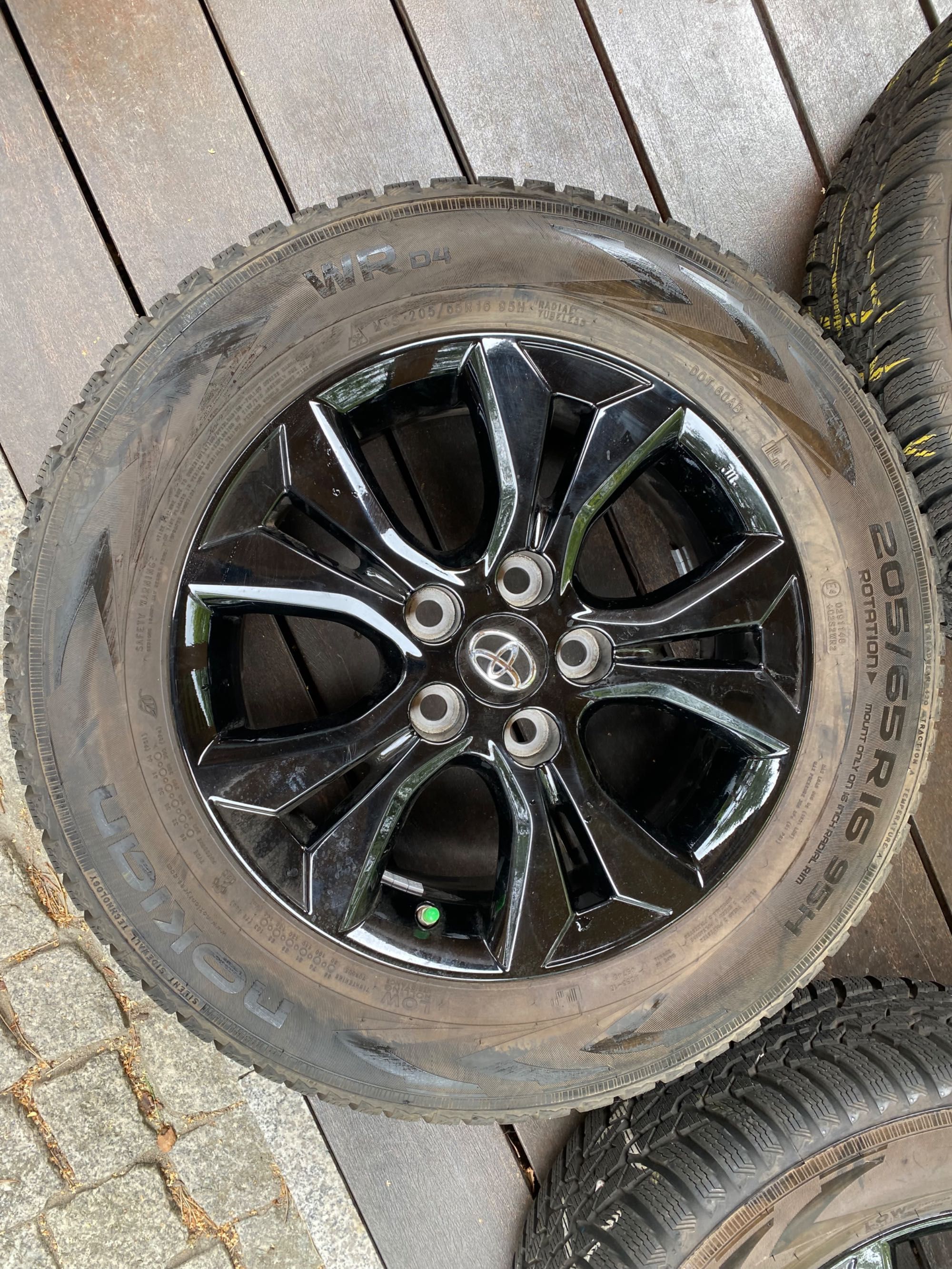Koła oryginalne zimowe - YARIS CROSS - 205/65/R16 Nokian WRD4 - 8 mm