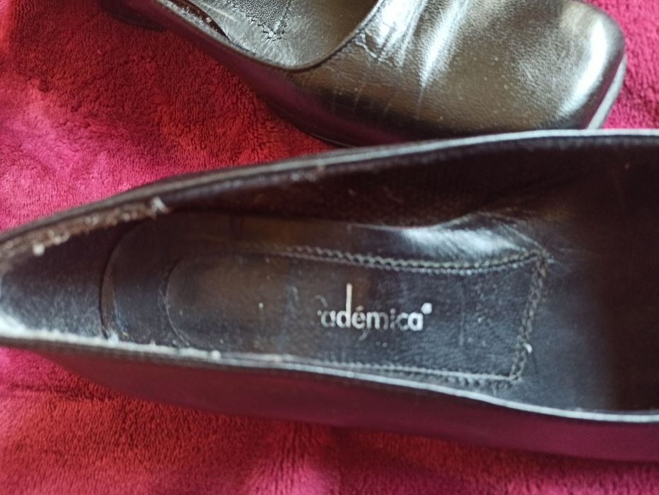 Sapatos pretos do traje académico de faro