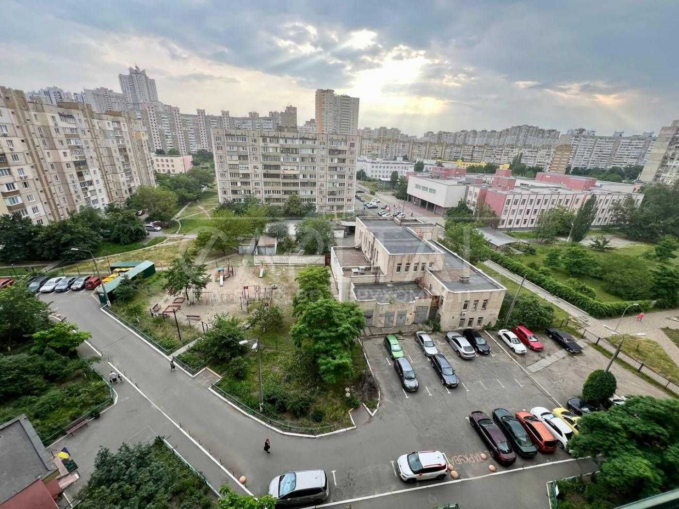 Простора 3-кімнатна квартира, вул Драгоманова, 40Б, мікрорайон Позняки