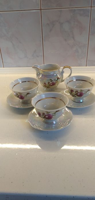 Filiżanki i mlecznik  z porcelany Karolina PRL