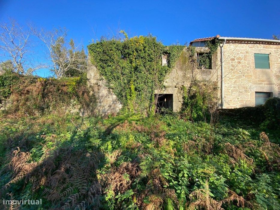 Propriedade composta por duas casas para restauro.