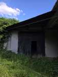 Casa da moagem perto do rio