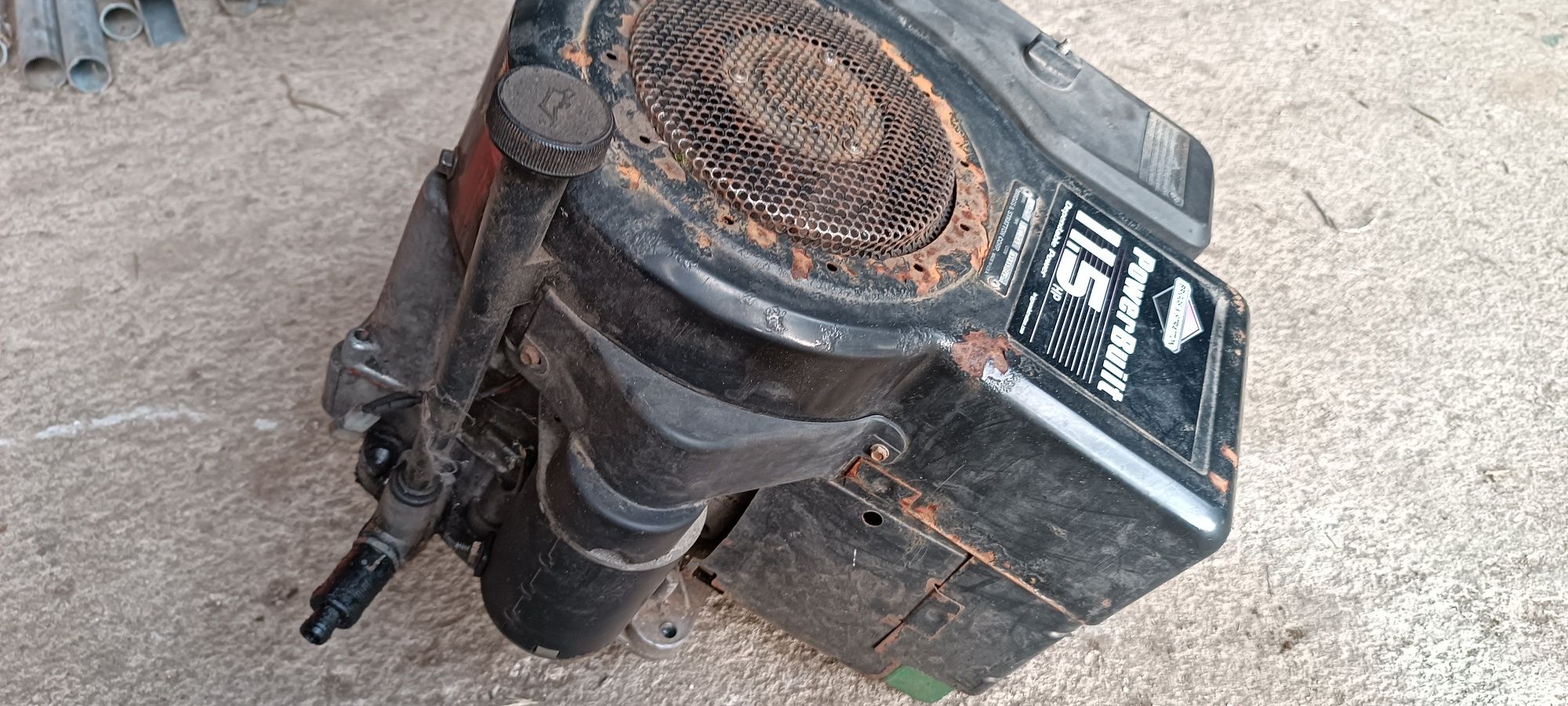 Motor trator corta relva avariado