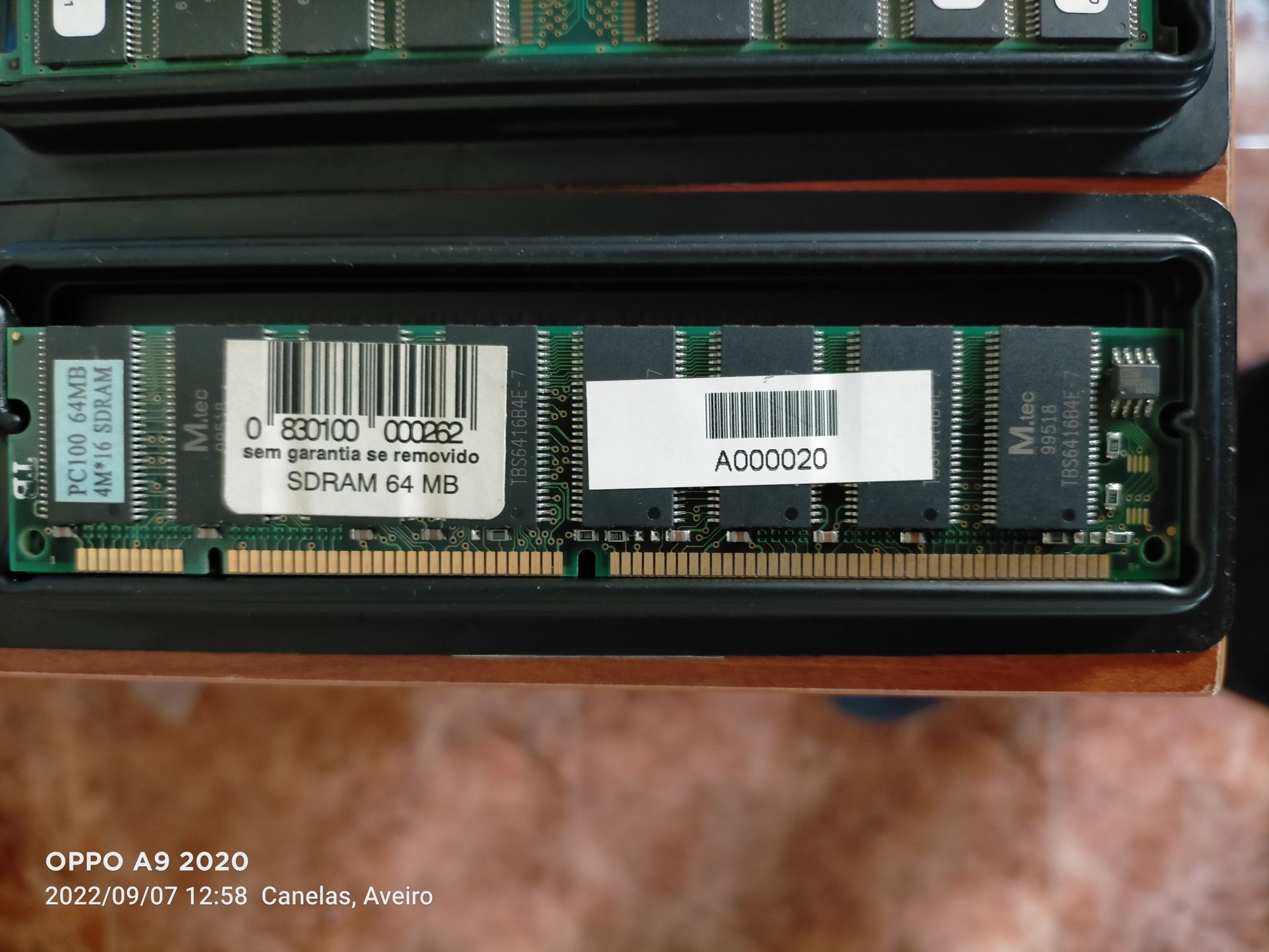 Memorias SDRAM diferentes marcas e capacidades.