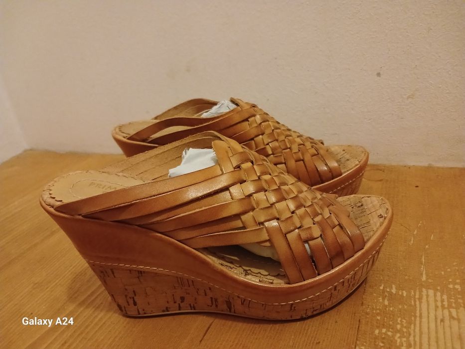 Włoskie klapki na koturnie z plecionej skórki