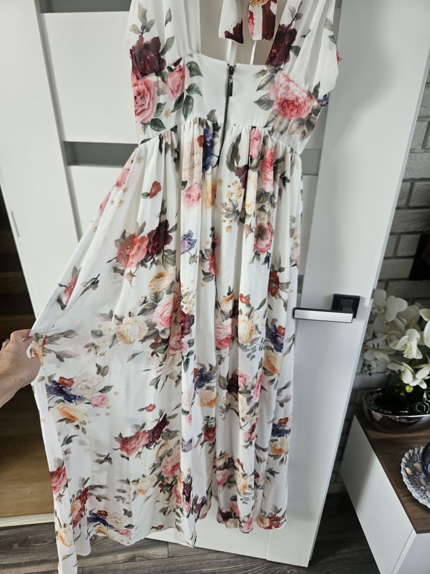 Długa sukienka w kwiaty S. Moriss