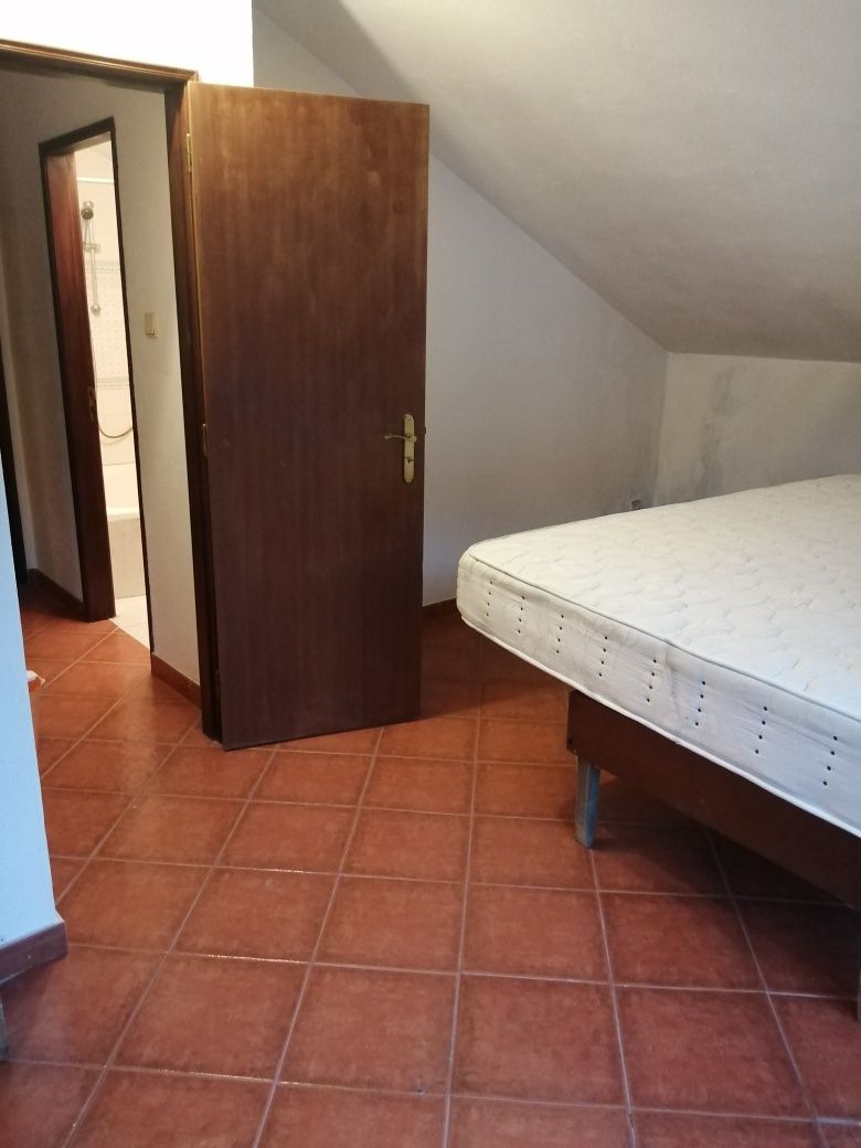 2 quartos rústicos, com uso de WC, sala e cozinha. Máximo 4 pessoas.