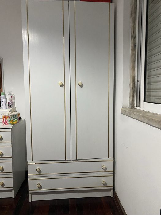 Roupeiro branco com detalhes dourados 80x180