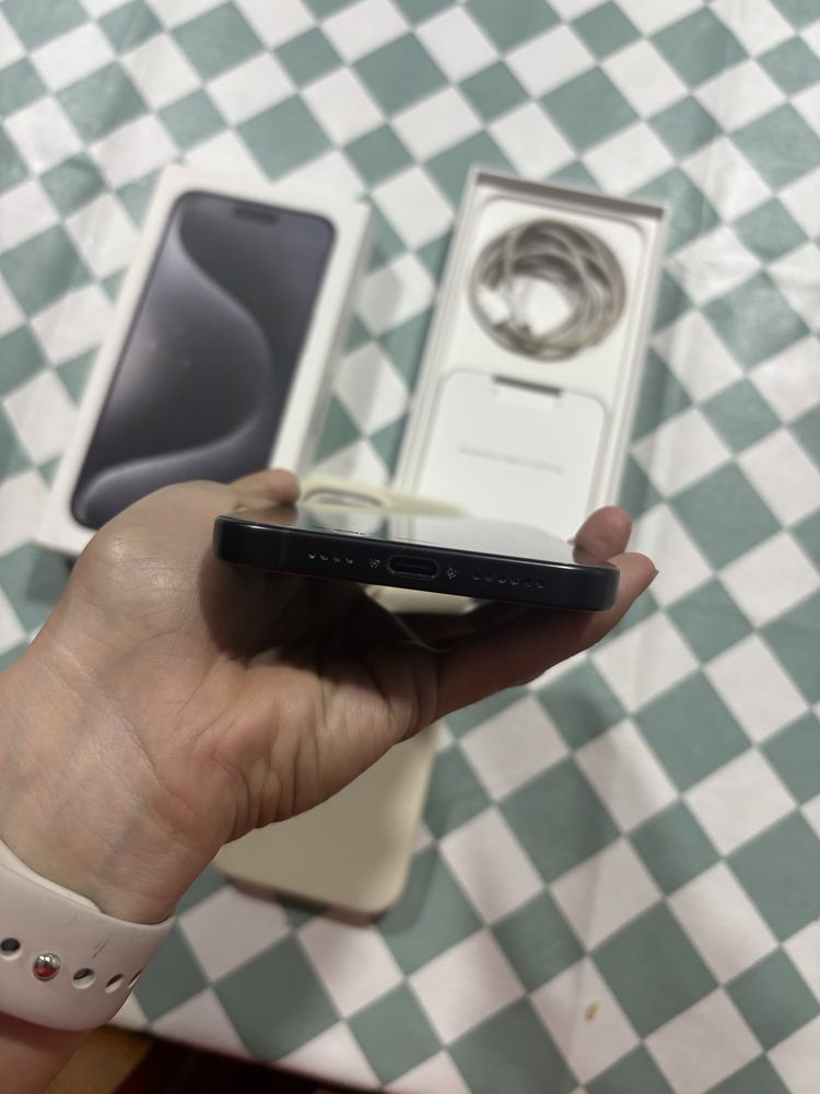 iPhone 15 Pro Max - 256GB (COMO NOVO)