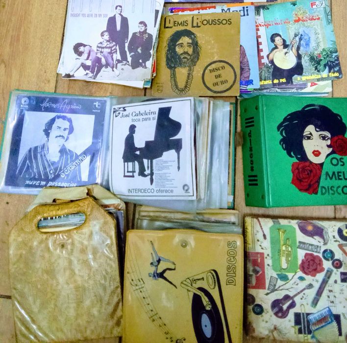 Vendo vários discos de vinil antigos com capas