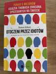 Otoczeni przez idiotów.