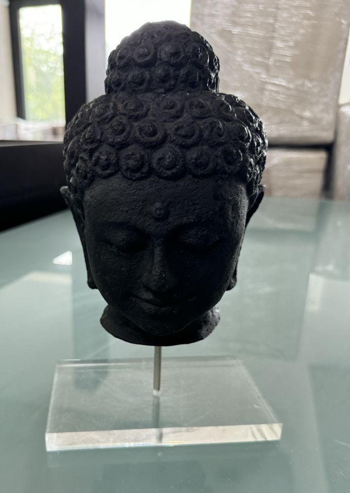 Peça decorativa em formato do Buda em preto.