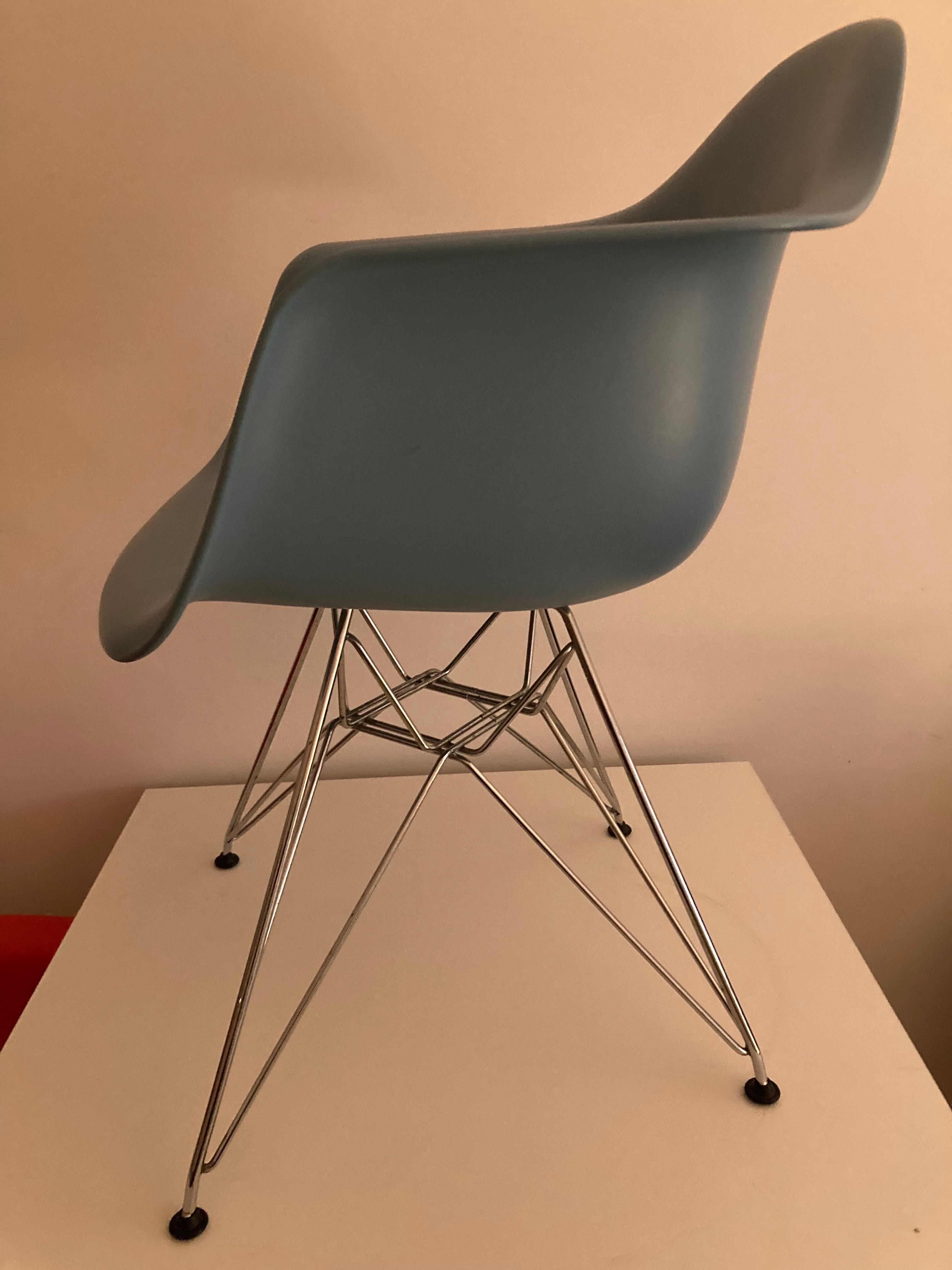 Cadeira original azul Charles & Ray Eames da Vitra