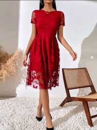 Czerwona sukienka w motyle
