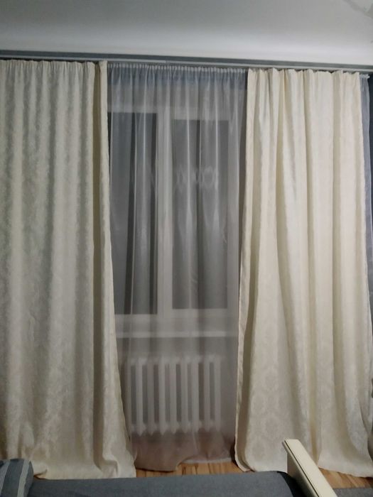 Штори на вікна пара.