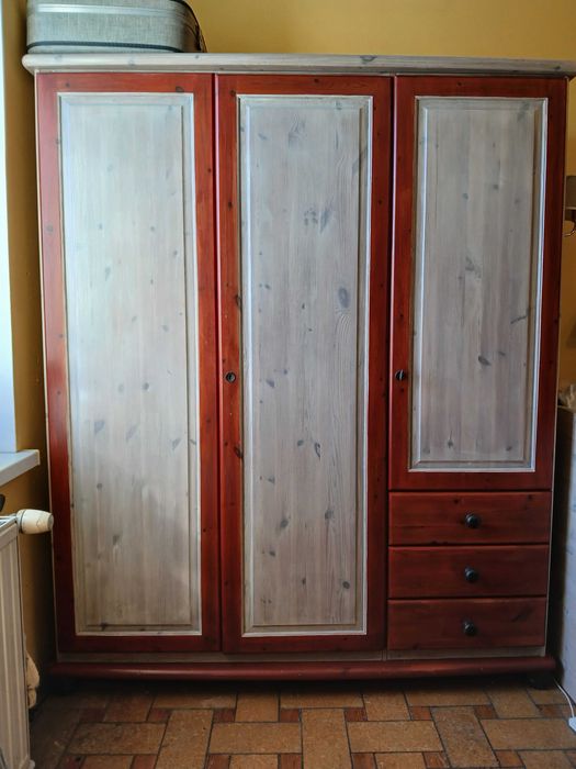 Szafa sosnowa drewniana malowana trzydrzwiowa z szufladami