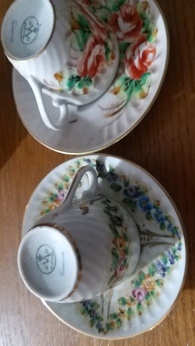 Vendo cafeteira conjunto de  2 chávenas e Pires pintados à mão vista a