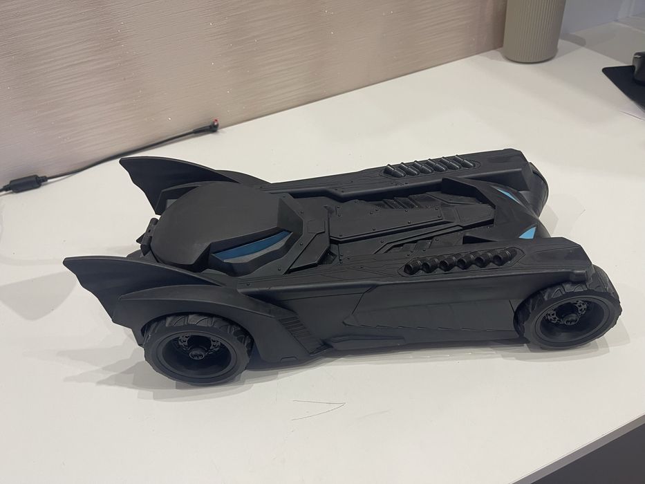 Бетмобіль з бетменом