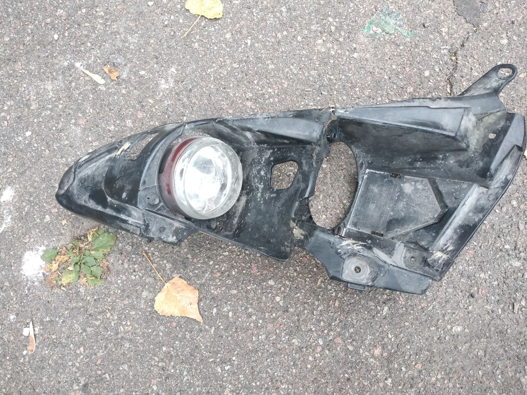 Права фара Smart Roadster.