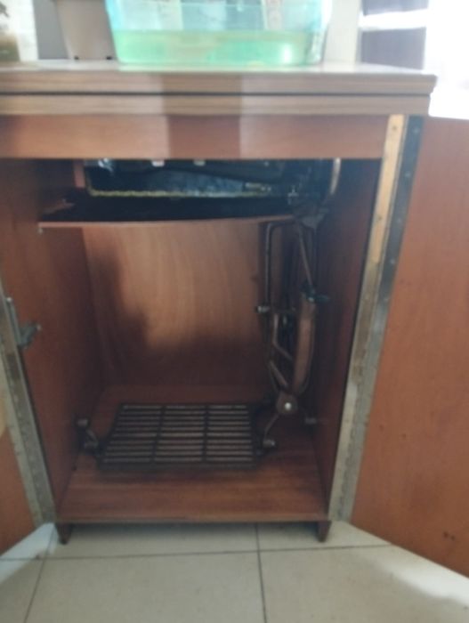 Vendo máquina de costura antiga a trabalhar na perfeição