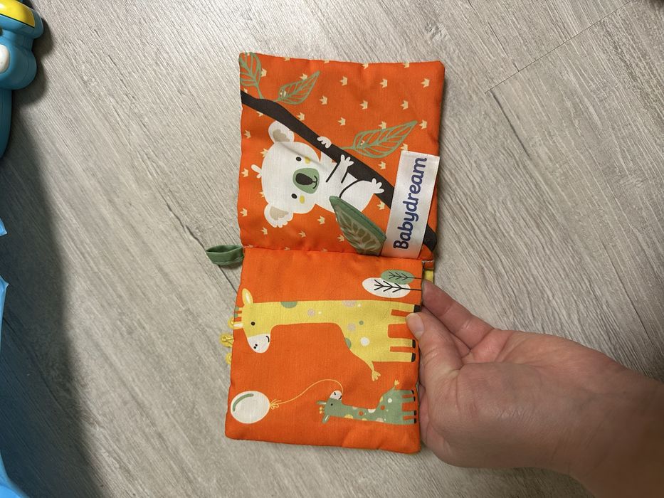 Розвиваюча тактильна книжечка