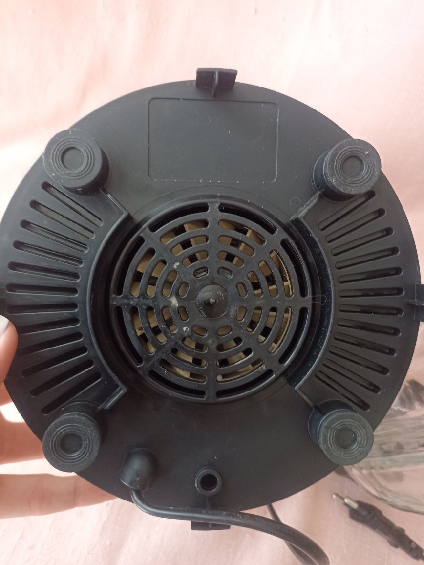 Блендер ELENBERG fb-639
220V-50Hz
525W
Стеклянная чаша на 1,5 л.
4 СТА