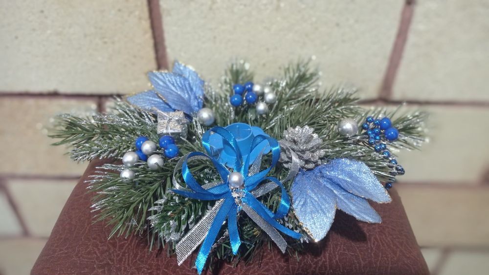 В наявності новорічні гірлянди і підсвічники