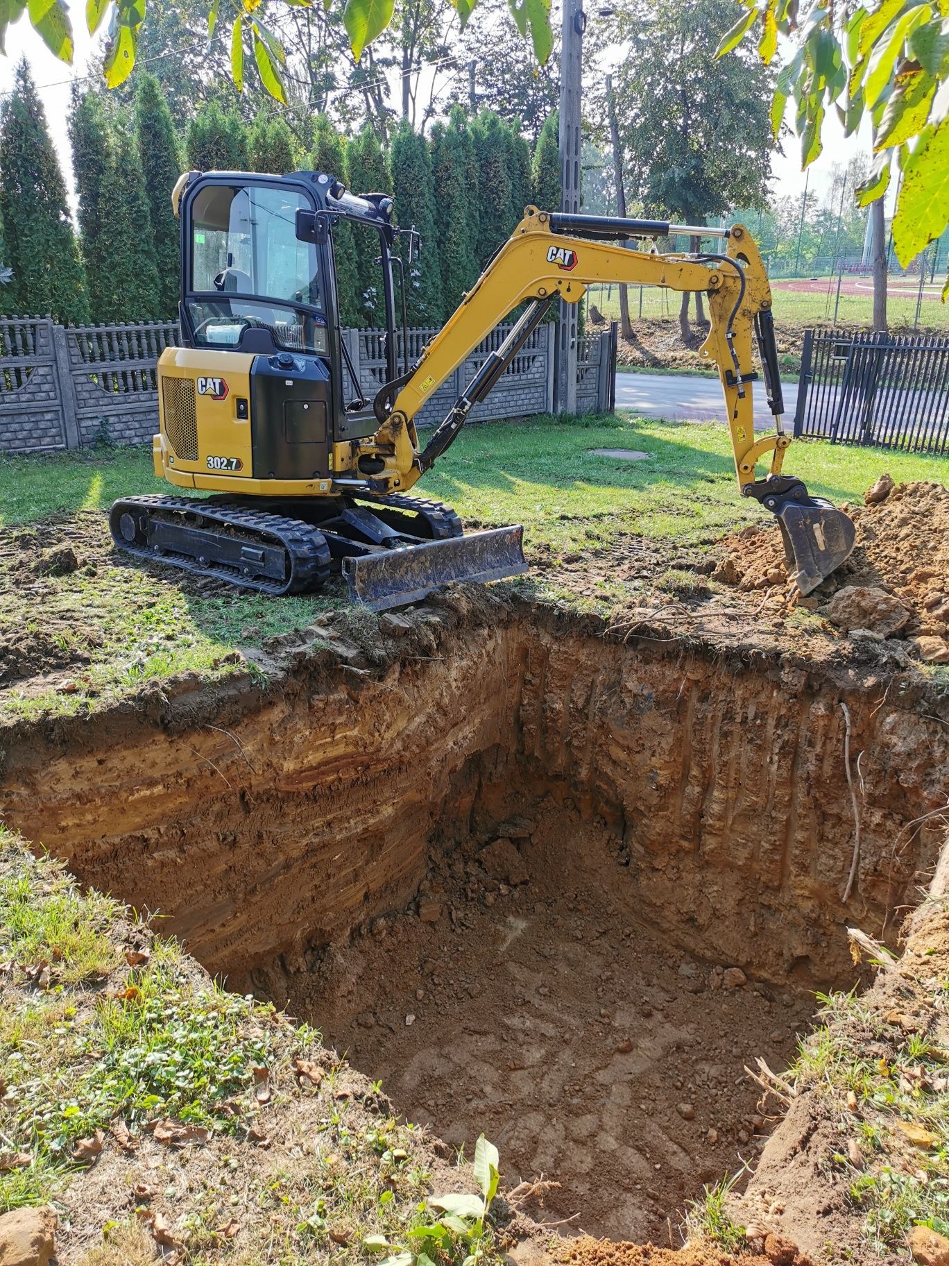 usługi koparko-ładowarka, minikoparka 2,8 t, wiertnica, młot, wywrotka