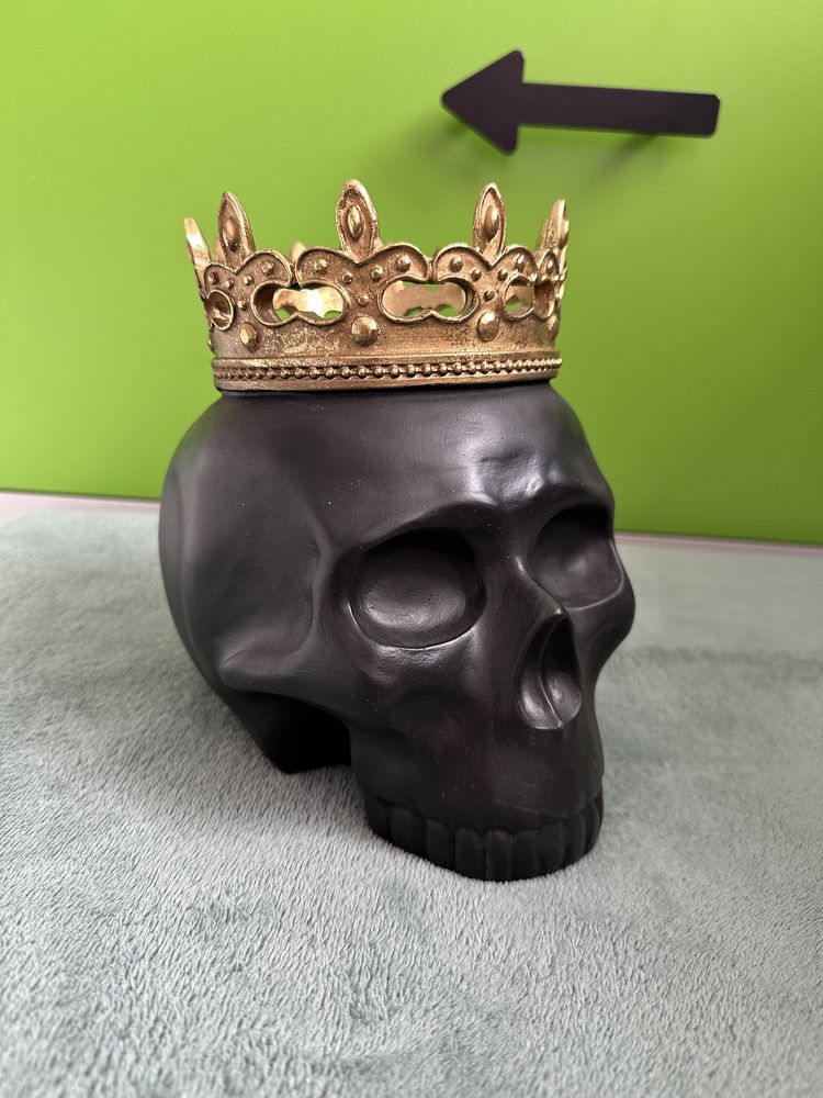Figura dekoracyjna czaszka korona