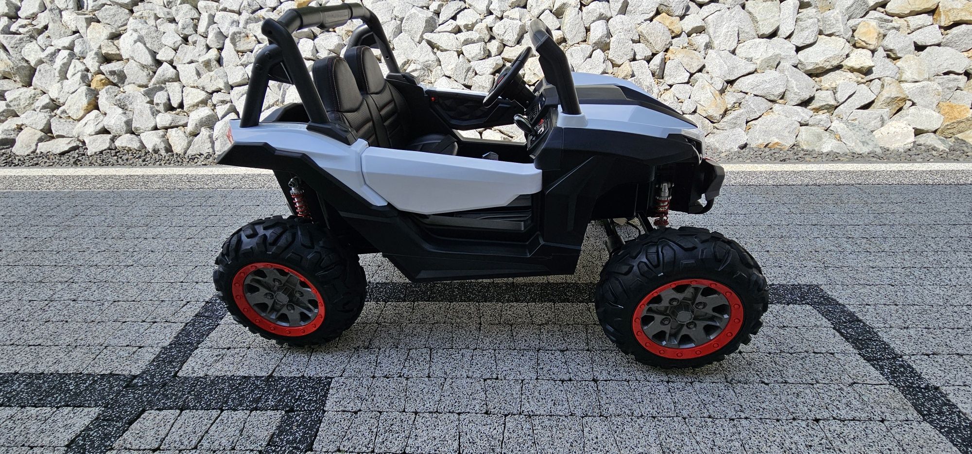 Buggy na akumulator 2 osobowy, 4 silniki.