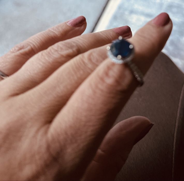 Luksusowy pierścionek z szafirem i diamentami – 18 kt białe złoto