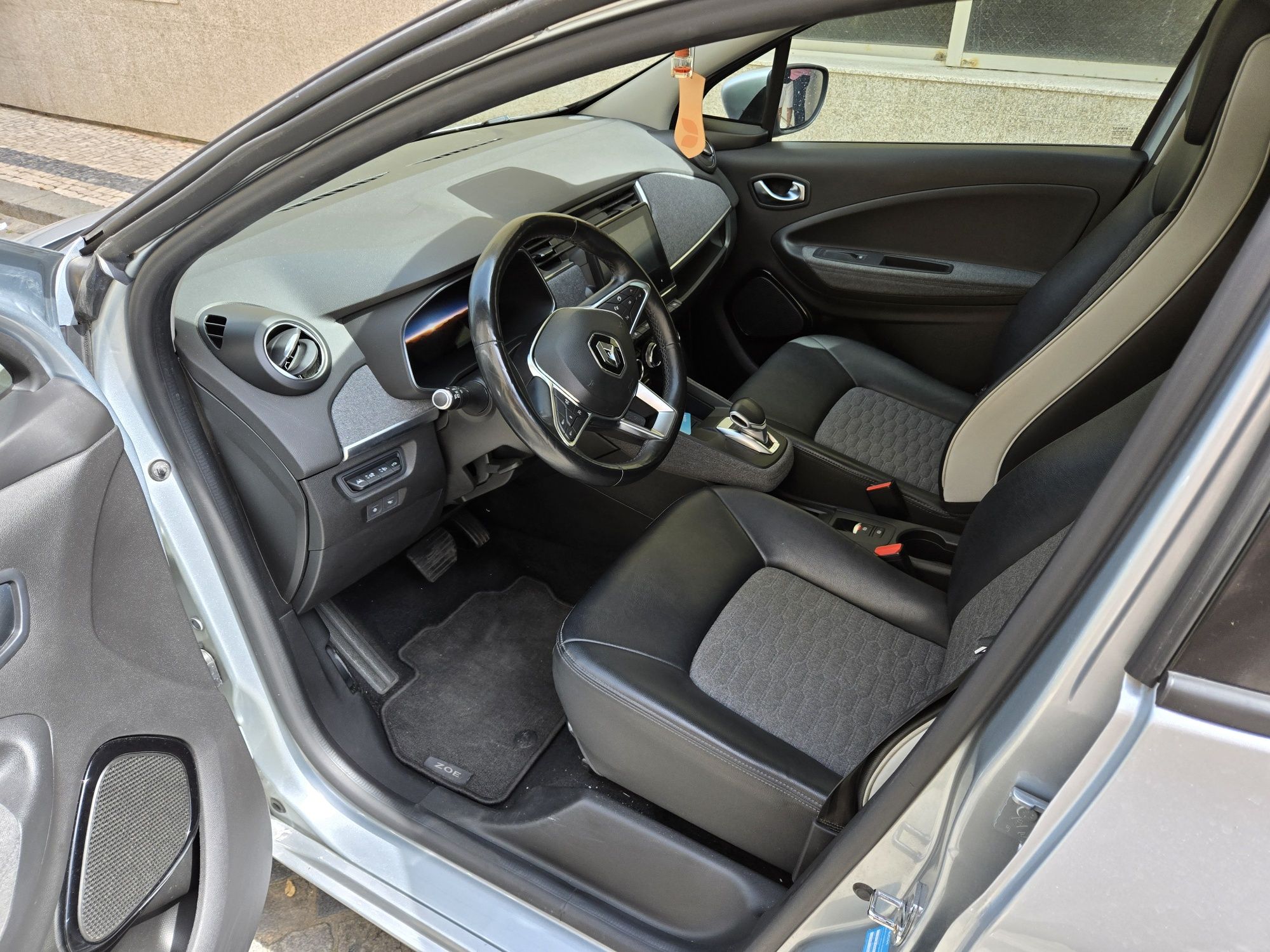 Renault ZOE Intense 50kWh – 2021 | 100% Elétrico [Bateriz Própria]
Ex