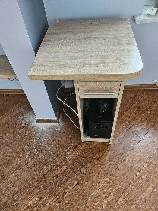 Zgrabne biurko w szarym kolorze