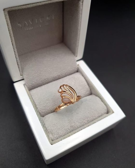 Piękny Złoty Pierścionek zdobiony Opalem i Cyrkonią