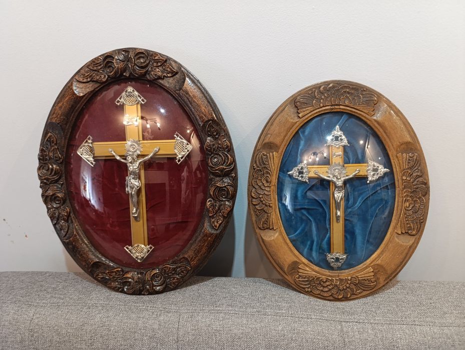 Krzyże w ramie owalnej oszklone