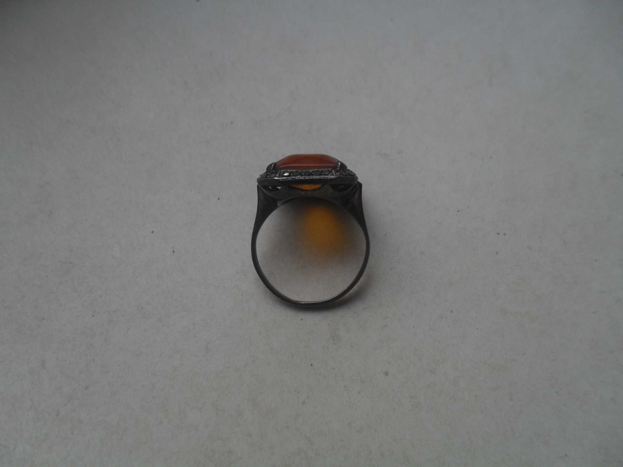 Srebro z bursztynem - stary pierścionek w stylu art-deco CENA OST