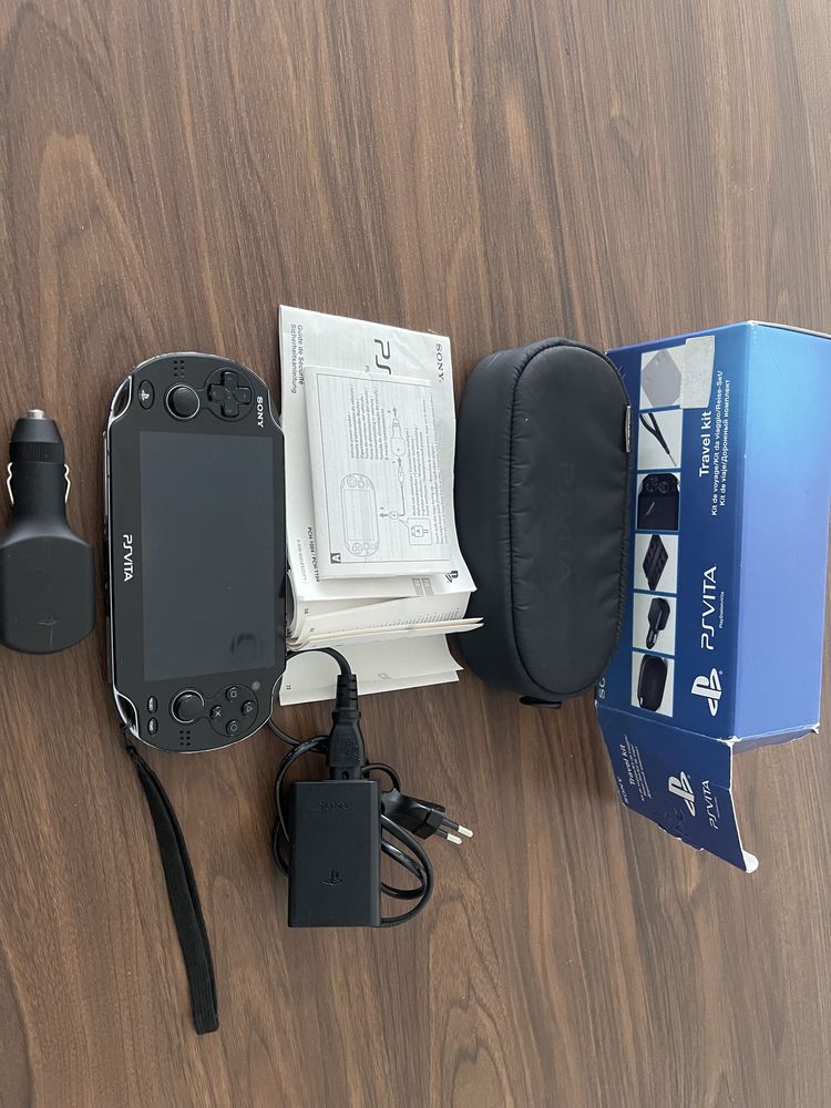 PSP Vita com kit de viagem