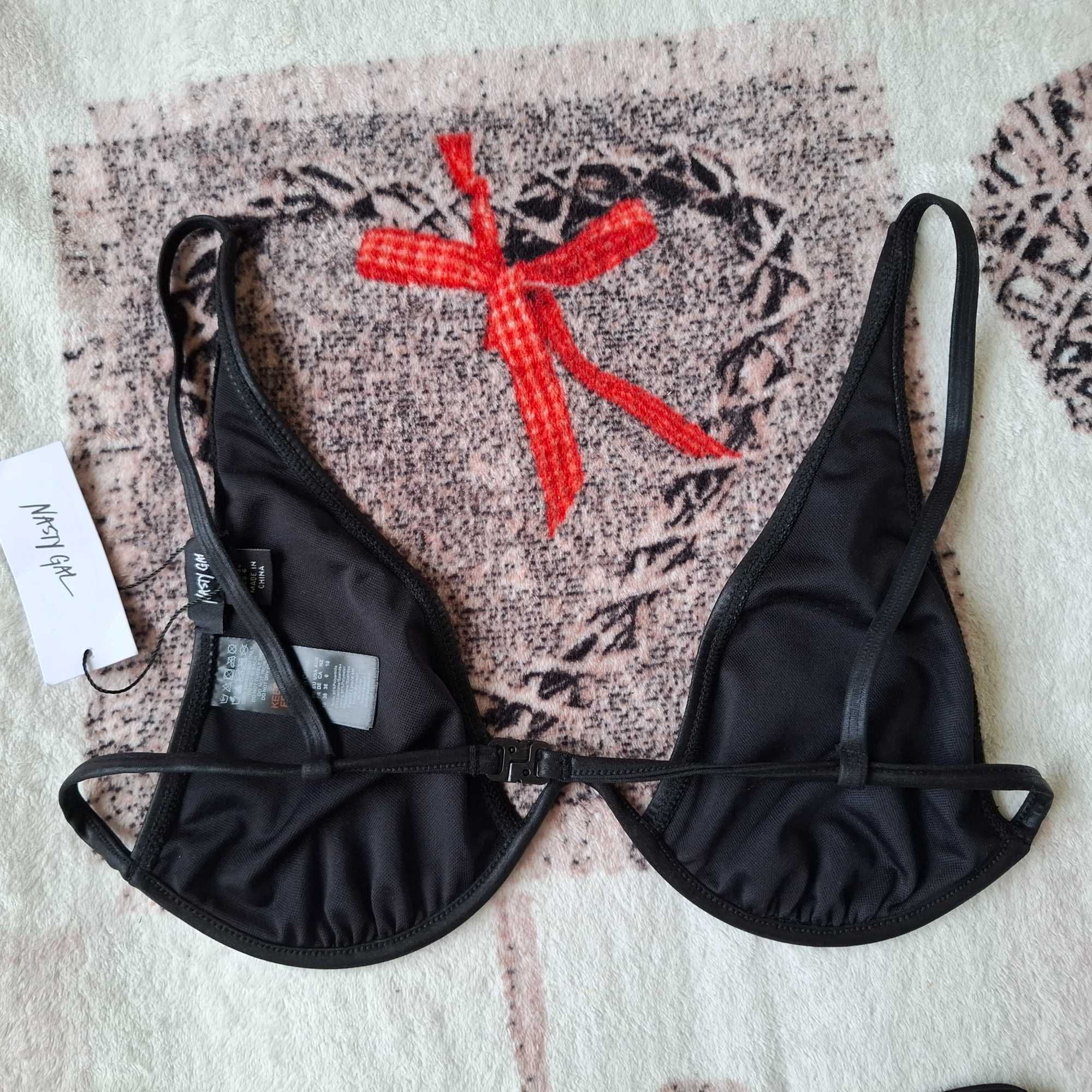 Czarny woskowany dwuczęśxiowy strój kąpielowy Nasty Gal