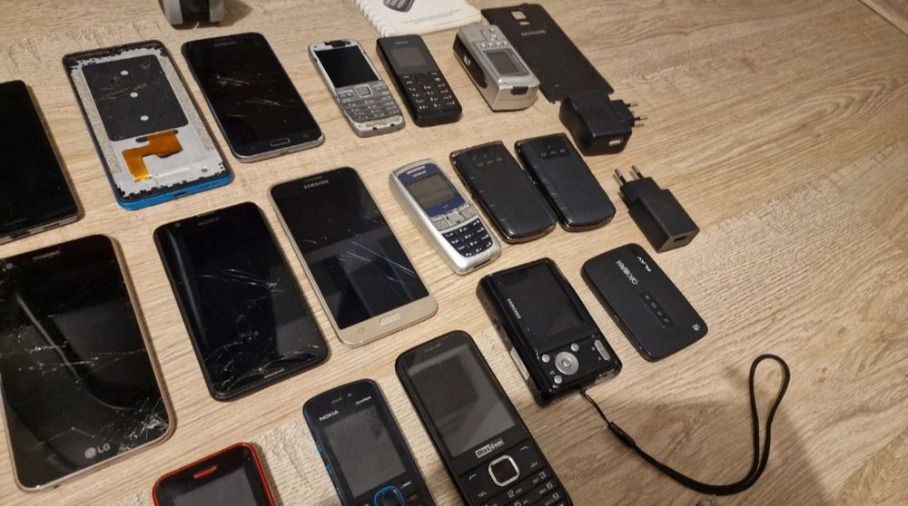 Zestaw telefonów