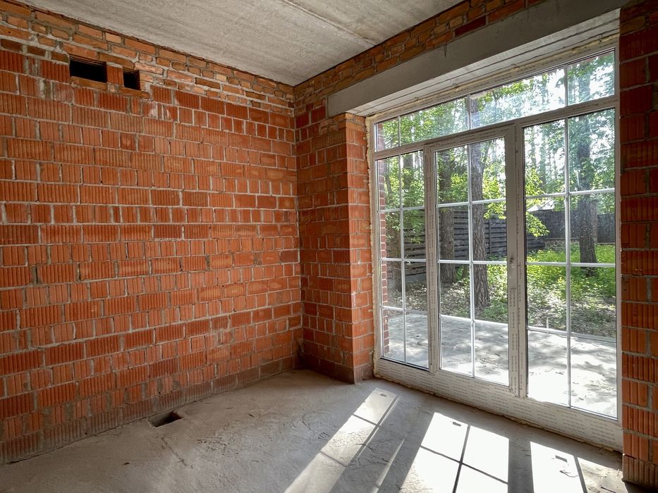 Дом в коттеджном городке в лесной Буче.